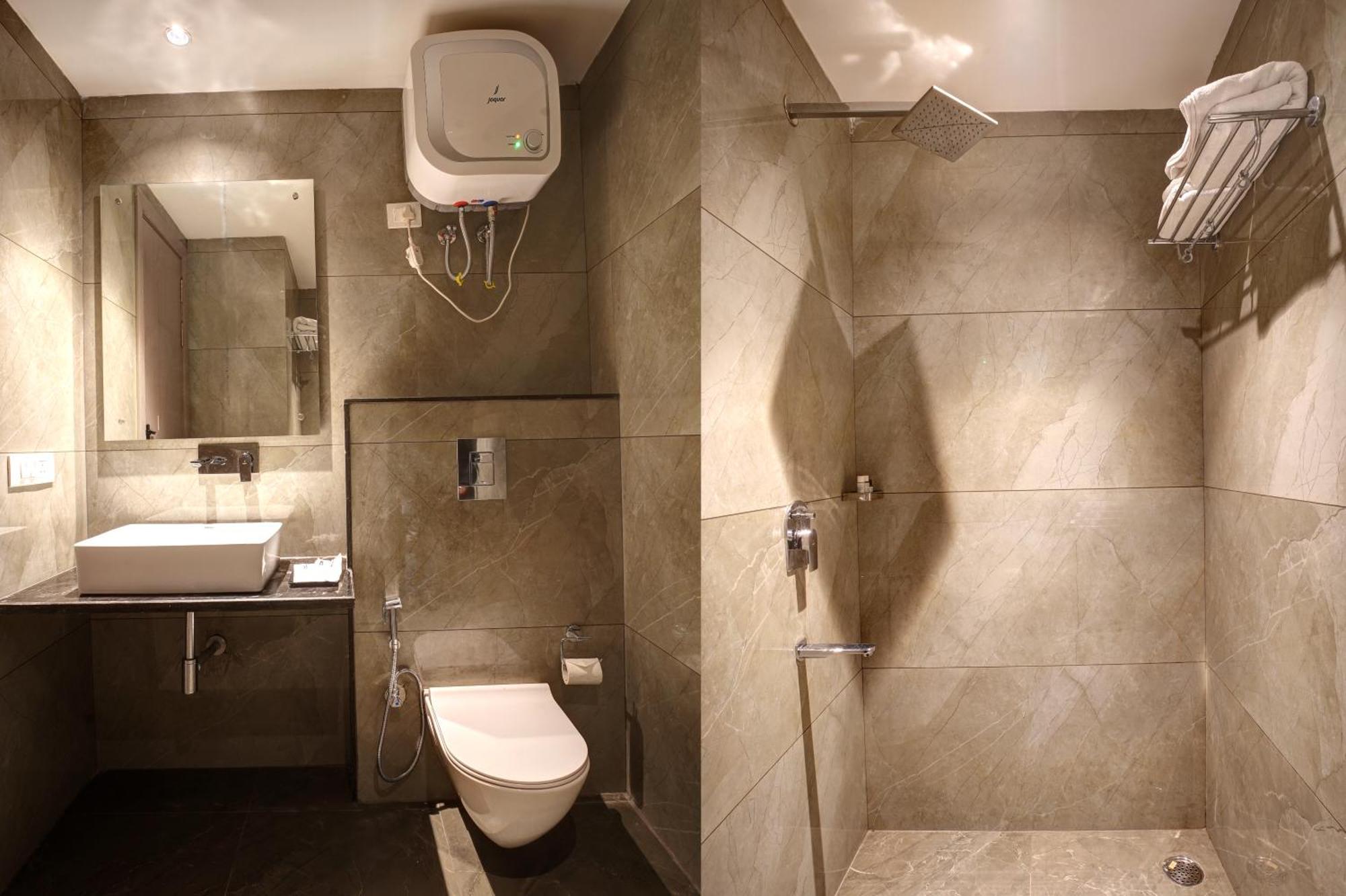 Iva Premium Delhi Airport With Airport Drop Hotell New Delhi Eksteriør bilde