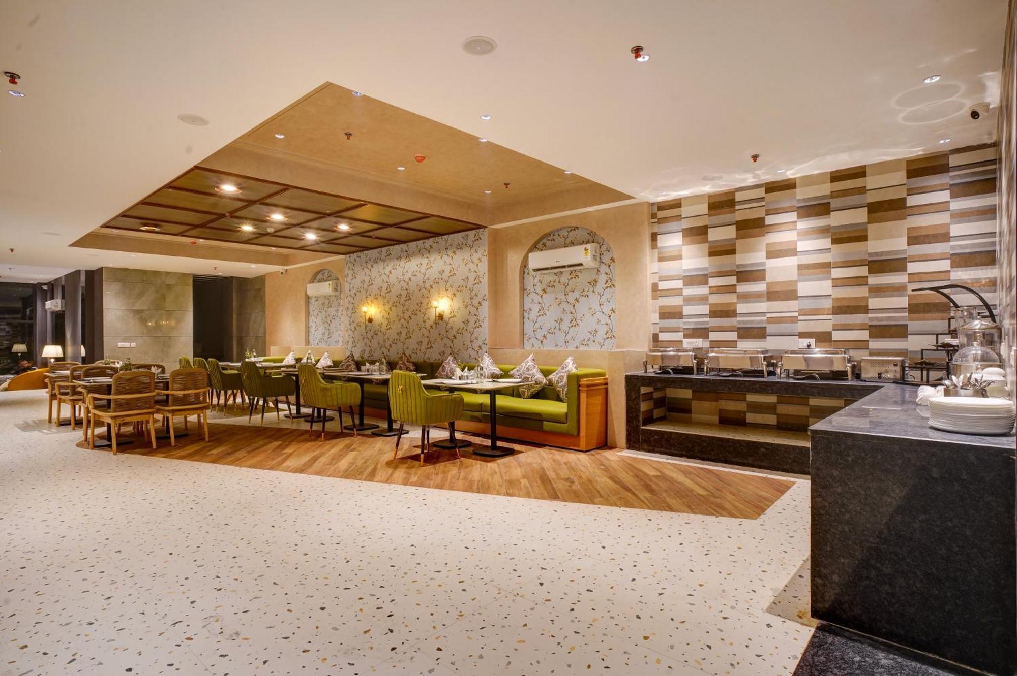 Iva Premium Delhi Airport With Airport Drop Hotell New Delhi Eksteriør bilde